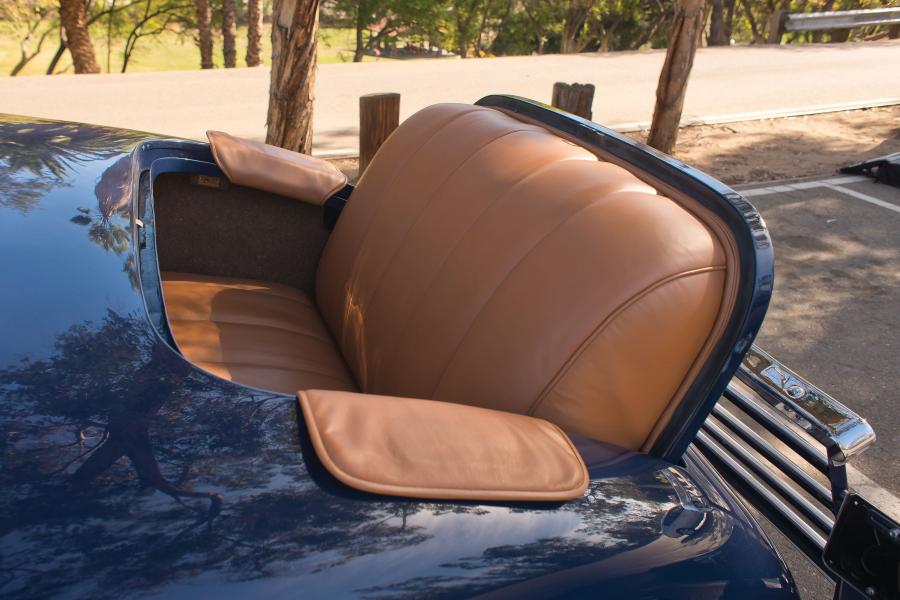 Интерьер Packard Twelve Coupe Roadster 1937 года  (фото 6 из 34)